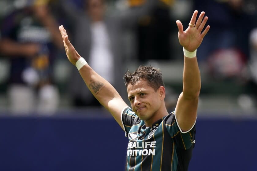 El delantero mexicano Javier Hernández del LA Galaxy tras anotar un gol ante Austin FC, el sábado 15 de mayo de 2021, en Carson, California. (AP Foto/Mark J. Terrill)