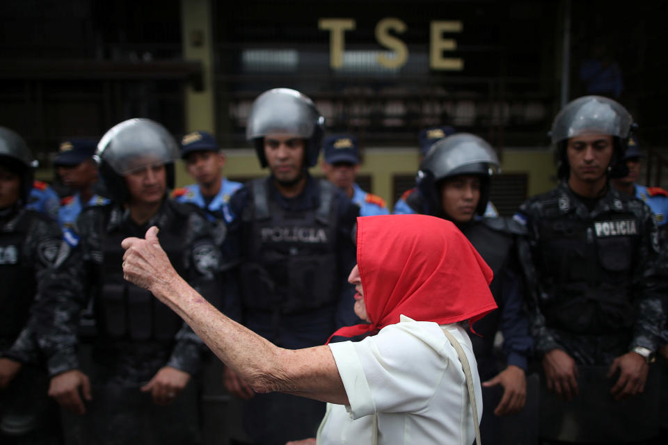 <p>A supporter of Salvador Nasralla, presidential candidate for the Opposition Alliance Against the Dictatorship, gestures in front of police officers as she waits for official presidential election results in Tegucigalpa, Honduras, Nov. 27, 2017. (Photo: Edgard Garrido/Reuters) </p>