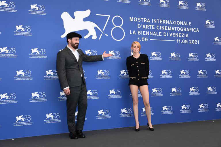 Pablo Larraín y Kristen Stewart durante la sesión de fotos de la película Spencer en el Festival de Venecia