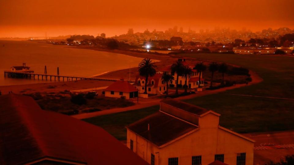 Las partículas de humo "solo permiten que la luz amarilla-naranja-roja llegue a la superficie, haciendo que los cielos se vean anaranjados", explicó el Distrito de Gestión de la Calidad del Aire del Área de la Bahía en Twitter.