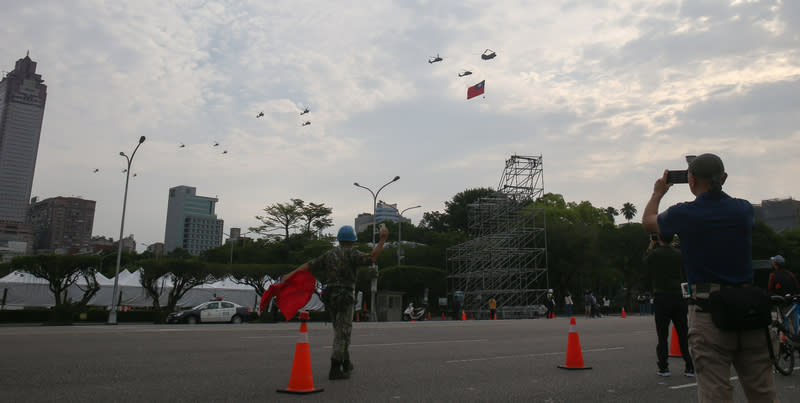 520就職典禮空中全兵力預演  民眾手機搶拍 520總統副總統就職典禮將至，國軍17日進行第2次就 職典禮空中全兵力預演，陸軍CH-47SD契努克運輸直 升機吊掛巨幅國旗飛越總統府上方，吸引民眾拿起手 機拍攝。 中央社記者趙世勳攝  113年5月17日 