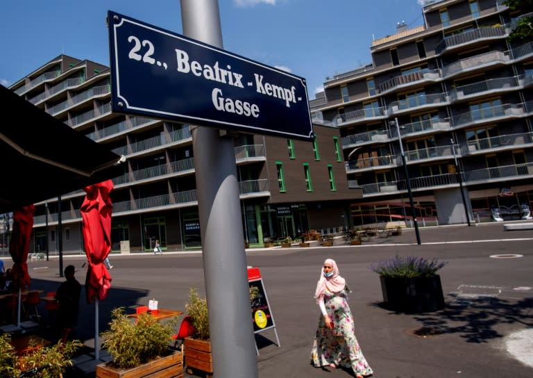 Une femme marche dans une rue qui porte le nom de l'écrivaine Beatrix Kempf à Seestadt, dans la banlieue de Vienne, le 8 juin 2021