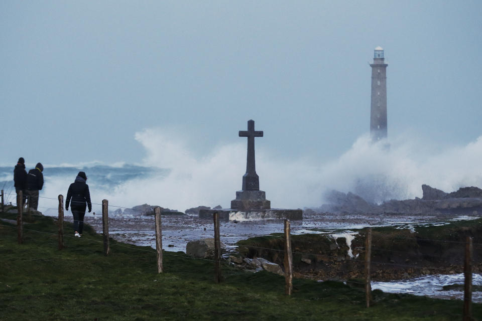 <p>Des vents à plus de 140 km/h sont attendus dans la journée de mercredi. Mais de fortes rafales ont déjà été enregistrées dans la nuit de mardi à mercredi. A Anneville-sur-Mer (Manche), où la tempête est arrivée en premier, des rafales à 116 km/h ont été relevées. Sur l’Ile-de-Bréhat (Côtes-d’Armor), le vent a soufflé jusqu’à 109 km/h. (AFP) </p>