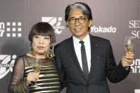 Los diseñadores de modas Kenzo Takada, derecha, y Junko Koshino posan durante un evento en Tokio en agosto de 2016. La familia del diseñador informó el domingo 4 de octubre de 2020 que Takada falleció por complicaciones de COVID-19 en un hospital de Neuilly-sur-Seine, cerca de París. Tenía 81 años. (Kyodo News vía AP)