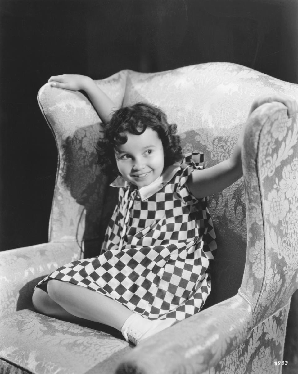 La actriz infantil Cora Sue Collins sentada en un sillón (Foto de John Springer Collection/CORBIS/Corbis vía Getty Images)