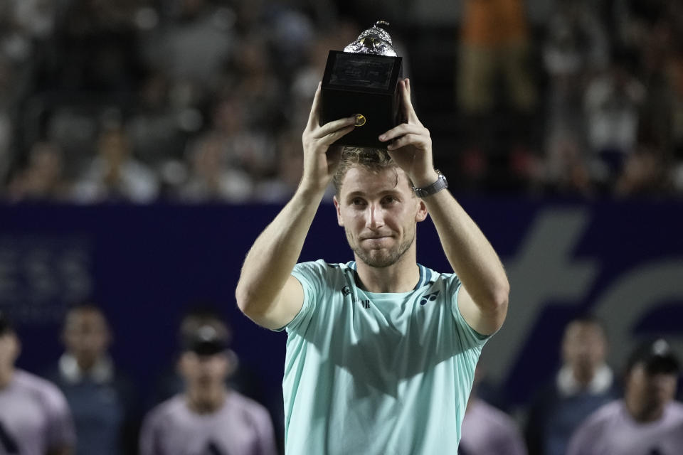 Casper Ruud of Norway lifts his second place trophy after losing the final against Alex de Minaur of Australia at the Mexican Open tennis tournament in Acapulco, Mexico, Saturday, March 2, 2024. (AP Photo/Eduardo Verdugo)