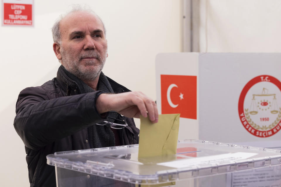 A voter casts his vote for Turkey's parliamentary and presidential election at the Consulate General of Turkey in Huerth near Cologne, Thursday, April 27, 2023. Turks abroad can vote for Turkey's parliamentary and presidential elections until May 9, 2023. (Rolf Vennenbernd/dpa via AP)