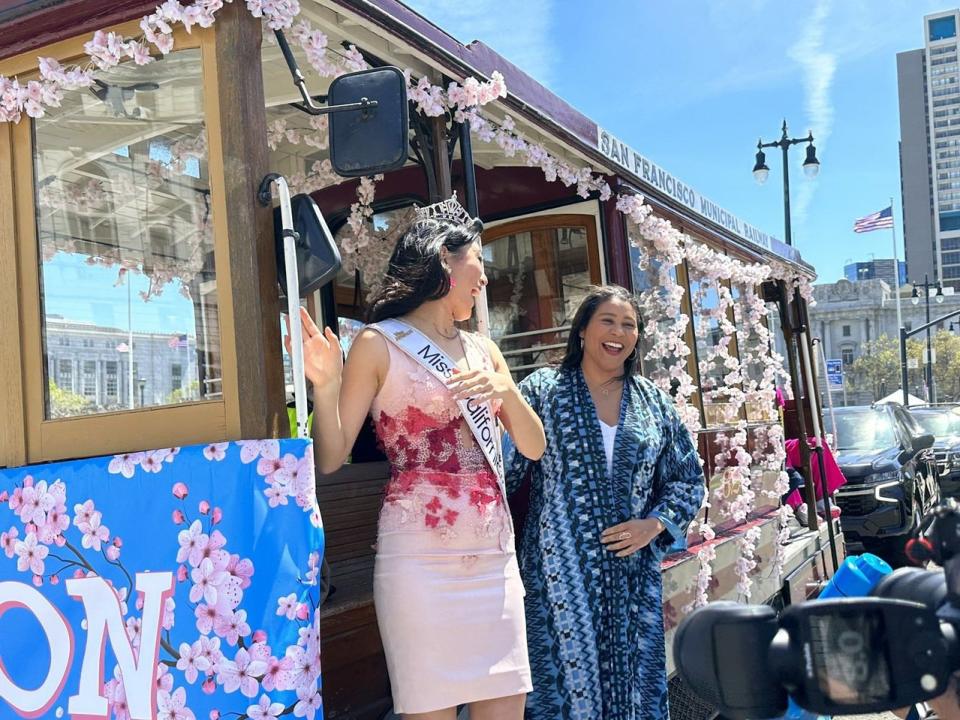 市長布里德（右）的舊金山櫻花節巡遊花車。（記者李怡╱攝影）