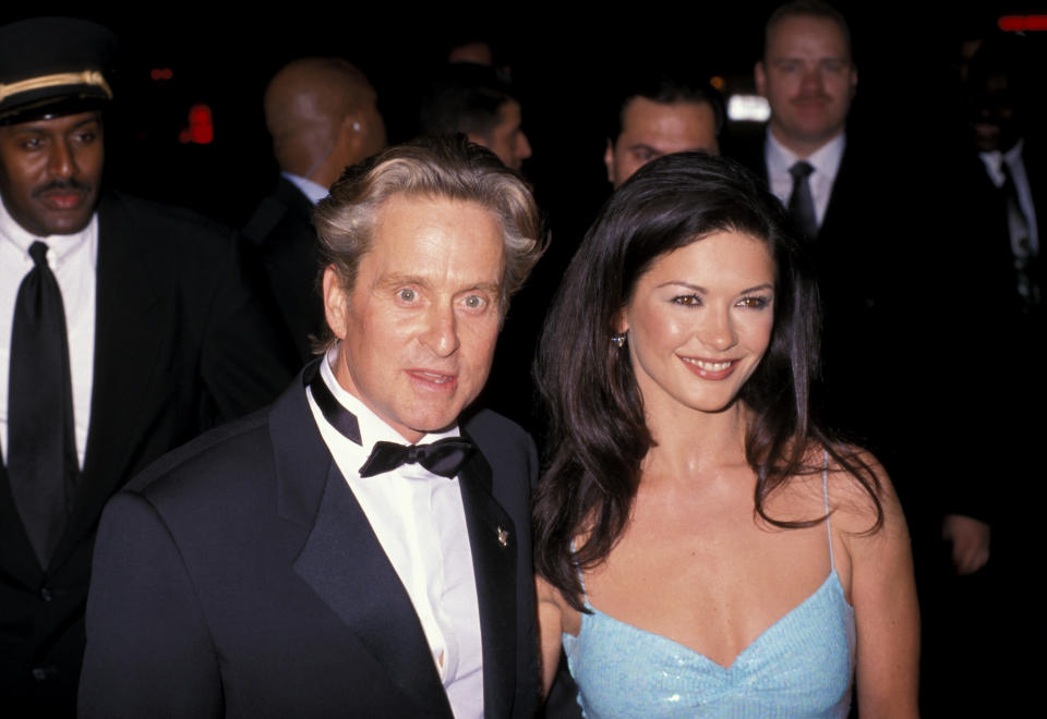 Catherine Zeta Jones y Michael Douglas durante los inicios de la relación. (Foto de Ron Galella/Ron Galella Collection via Getty Images)