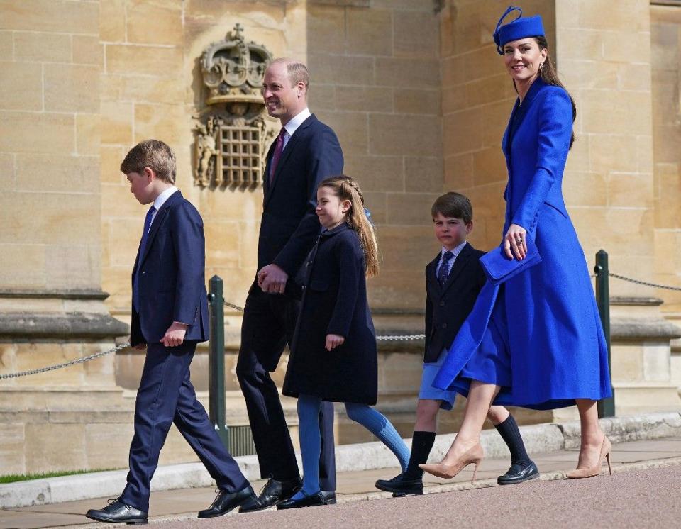 英國威廉王子與凱特王妃，9日闔家出席復活節禮拜。（AFP）