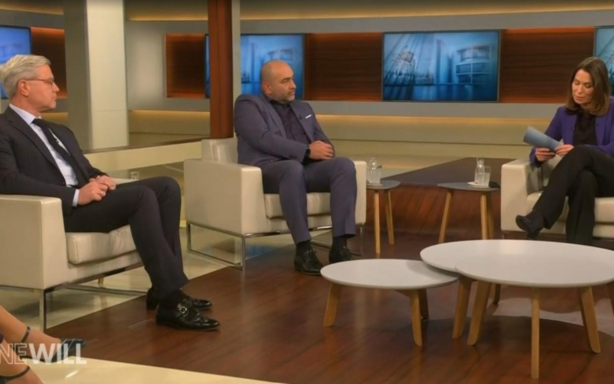Moderatorin Anne Will diskutierte in ihrer ARD-Polittalkshow unter anderem mit Omid Nouripour (Mitte) und Norbert Röttgen (rechts) über Olaf Scholz' Reise nach China. (Bild: ARD)