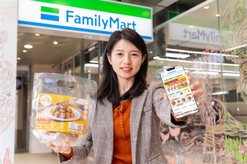 年節期間若想簡單下廚也有新選擇！全家APP「Fami煮煮」精選11道適合年節品嚐的特色菜餚，食材皆預先切洗處理，省下採買與備料的大把時間，年節期間維持「今訂後取」及「指定取貨日」的免運服務。（圖／超商業者提供）