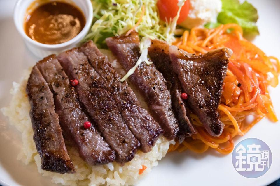 光之餐廳的「土耳其飯」以長崎和牛取代炸物，牛排軟嫩，非常美味。（2,500日圓／套餐，約NT$670）