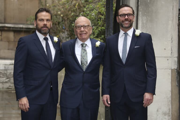 Lachlan Murdoch, Rupert Murdoch y James Murdoch, en el festejo de la boda del magnate con Jerry Hall, en Londres, en 2016. (Joel Ryan/Invision/AP, File)