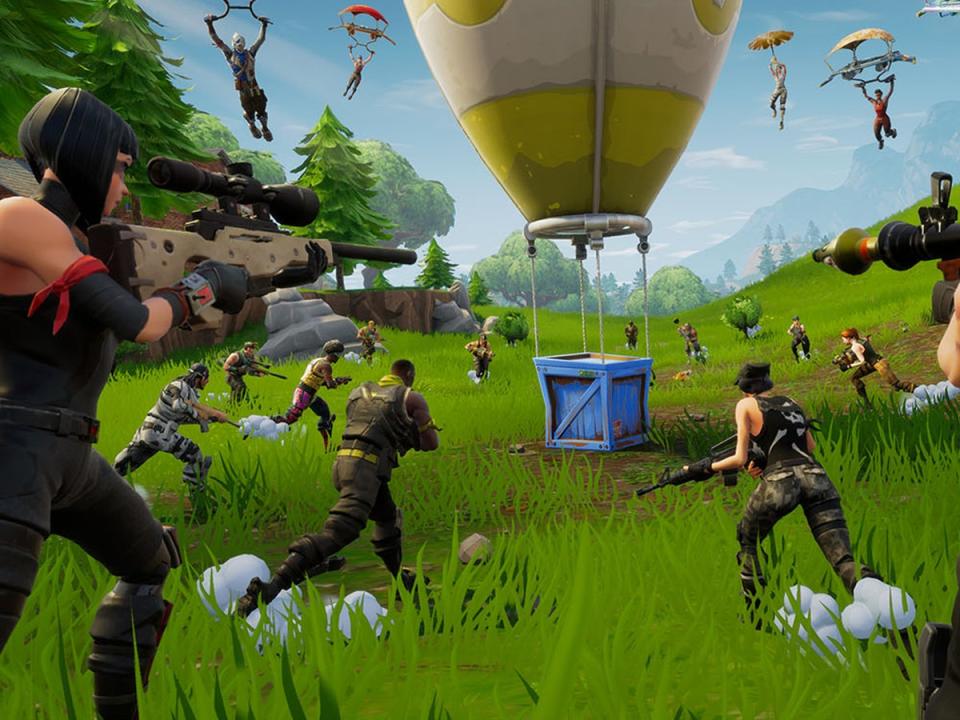 ‘Fortnite’ characters running towards a crate (Epic Games)