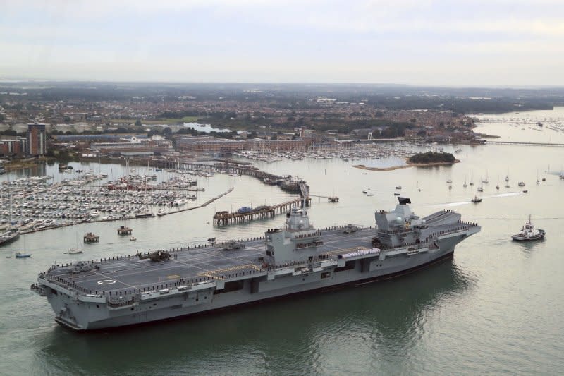 英國最新航空母艦「伊莉莎白女王號」16日時首度停在母港樸茨茅斯。(美聯社)