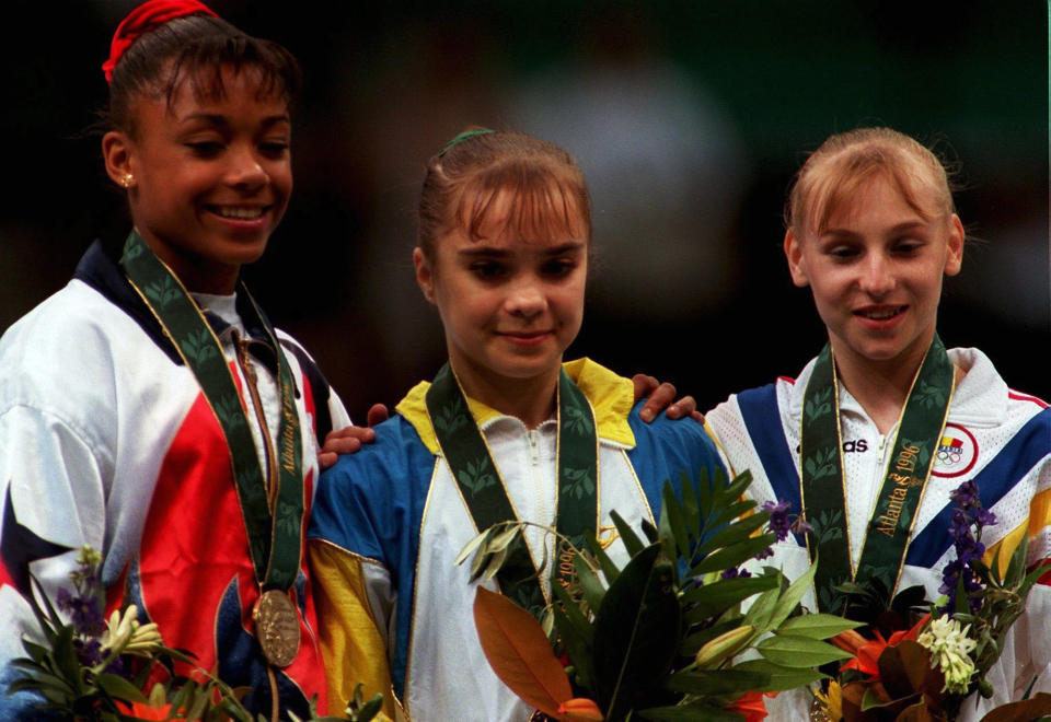 UNITED STATES - JULY 29:  KUNSTTURNEN: Boden/Frauen ATLANTA 1996 29.7.96, Siegerehrung v.lks.: BRONZE Dominique DAWES/USA, GOLD Lilia PODKOPAYEVA/UKR, SILBER Simona AMANAR/ROM  (Photo by Bongarts/Getty Images)