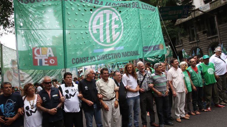 La cúpula de ATE, con Hugo Godoy a la cabeza, marchó ayer al Ministerio de Trabajo