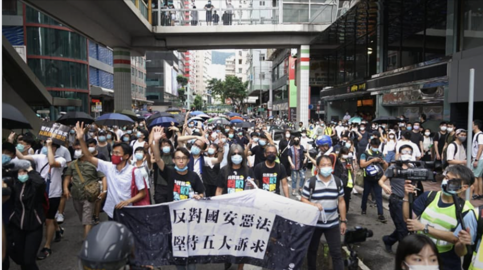 民陣召集人陳皓桓與排隊市民一起在場外高喊民主口號。   圖：翻攝自陳皓桓臉書