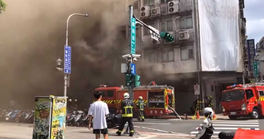 台北市西門町峨嵋街1大樓下午傳出火警，警消出動迅速撲滅火勢。（圖／民眾提供）