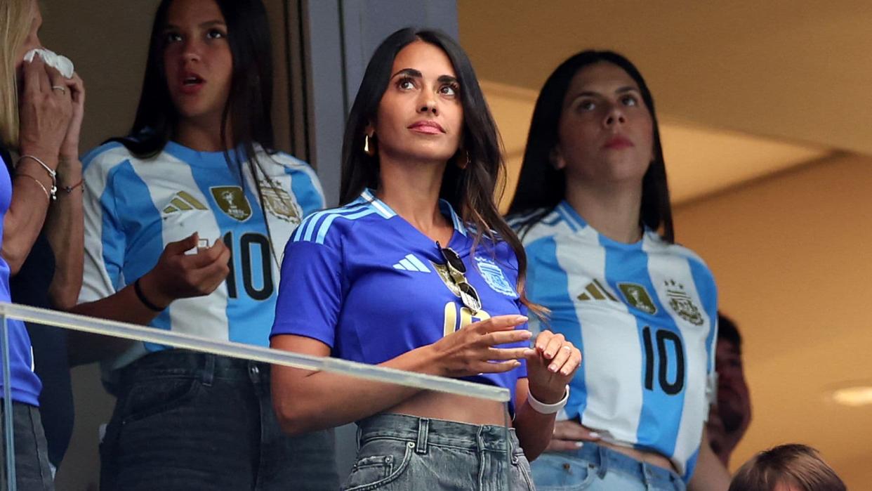 Antonela Roccuzzo en el NRG Stadium de Houston durante el partido entre Argentina y Ecuador.