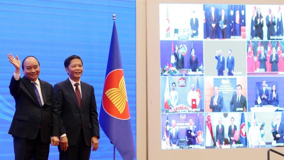 El primer ministro de Vietnam, Xuan Phuc; y el ministro de Industria y Comercio, Tran Tuan Anh, fueron anfitriones de la cumbre virtual en la que se firmó el acuerdo.