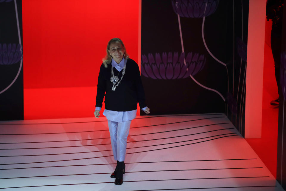 En esta foto del 20 de febrero de 2020, Miuccia Prada saluda al público al finalizar la presentación de la colección otoño-invierno 2020-2021 de Prada en Milán, Italia. (AP Foto/Luca Bruno, Archivo)