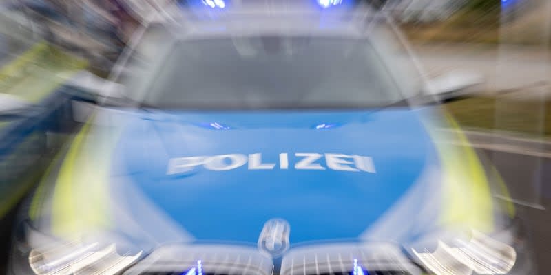 Ein Streifenwagen der Polizei mit eingeschaltetem Blaulicht.<span class="copyright">Daniel Karmann/dpa/Symbolbild</span>