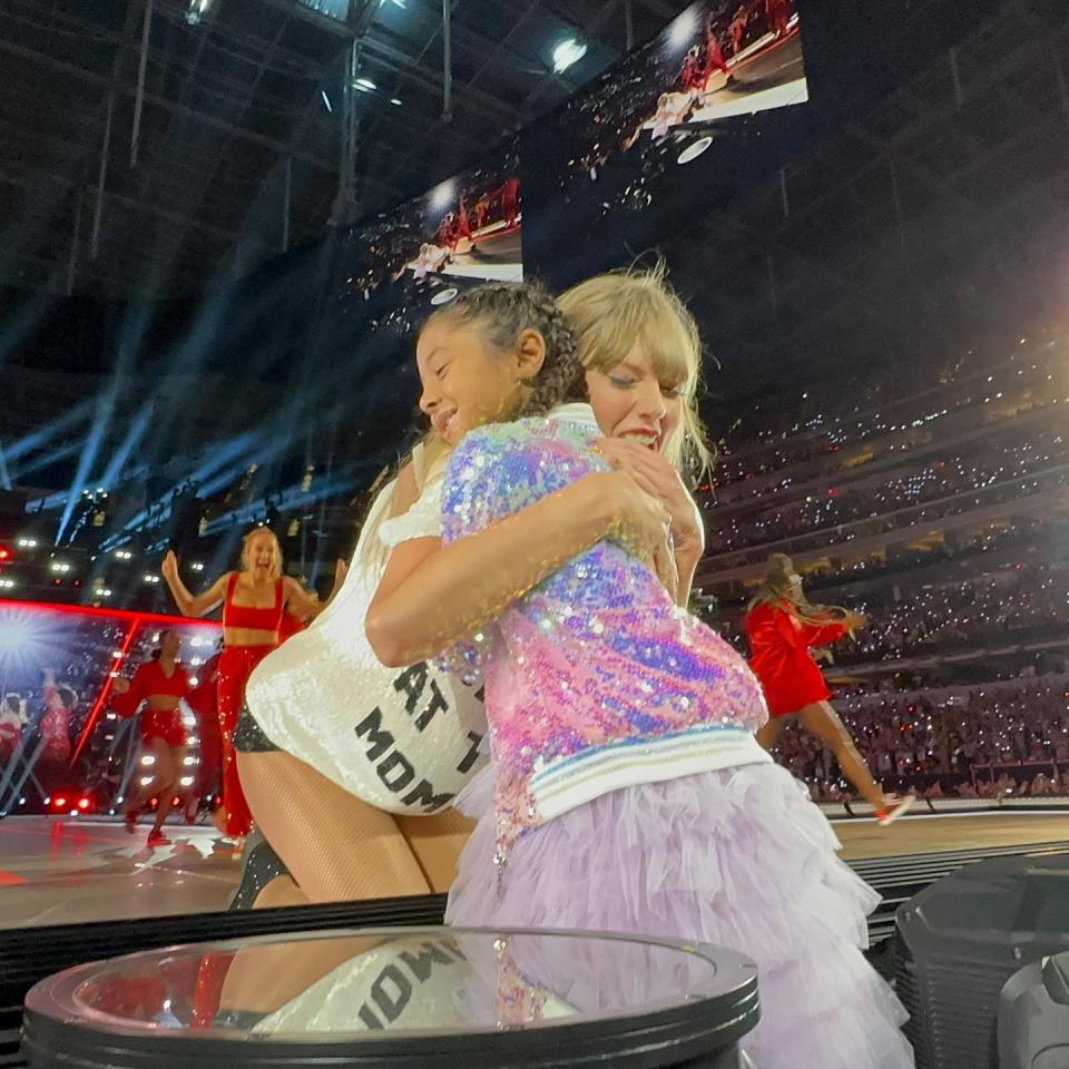 taylor swift bianka bryant hug eras tour