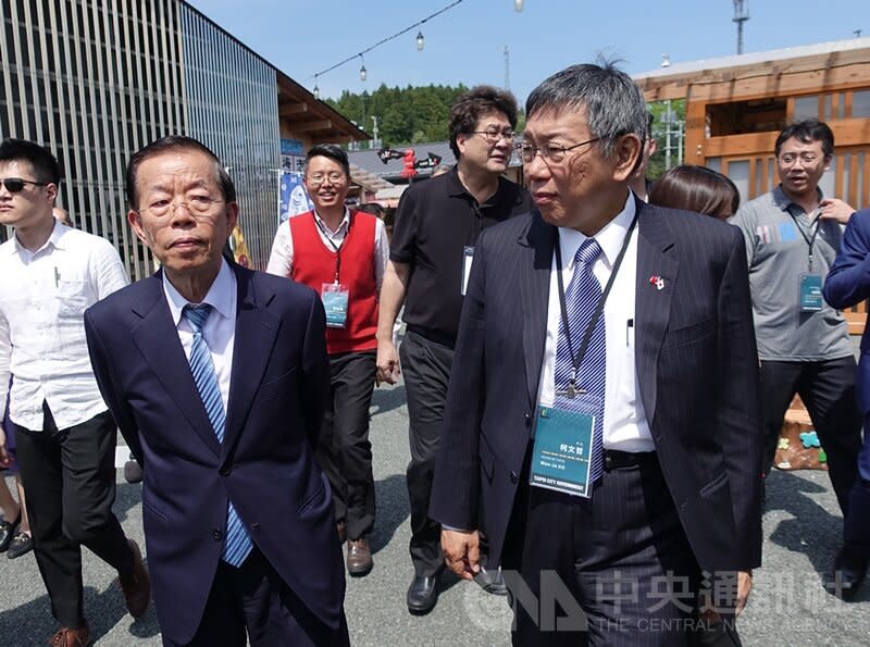 駐日代表謝長廷（左）陪同台北市長柯文哲（右）參訪宮城縣南三陸町商店街。 （中央社）