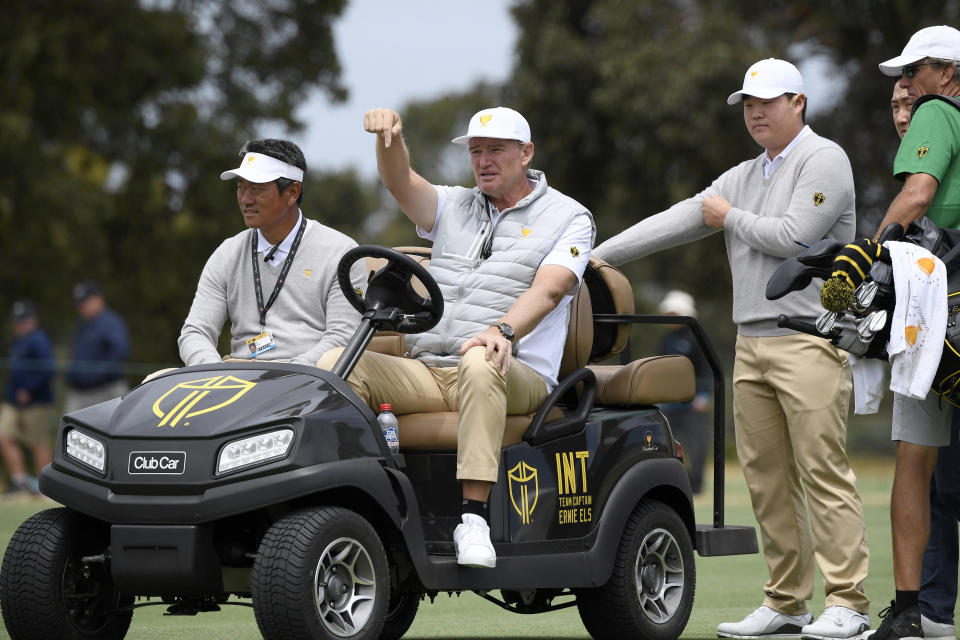 International assistant captain K.J. Choi, left, captain Ernie Els and player Sungjae Im talk during a practice session ahead of the President's Cup Golf tournament in Melbourne, Tuesday, Dec. 10, 2019. (AP Photo/Andy Brownbill)