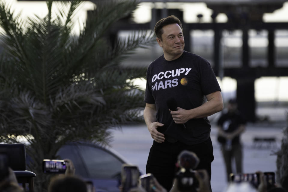 Tesla和SpaceX的行政總裁馬斯克的各種行為引發了爭議，從他兩極分化的Twitter發文，到違反公共衛生規定重開Tesla工廠。不過，也有人對他的商業成就表示欽佩。例如，他最近得到環境保護非牟利組織 – 美國環保協會行政總裁Fred Krupp的讚譽。（資料圖片：Getty Images）