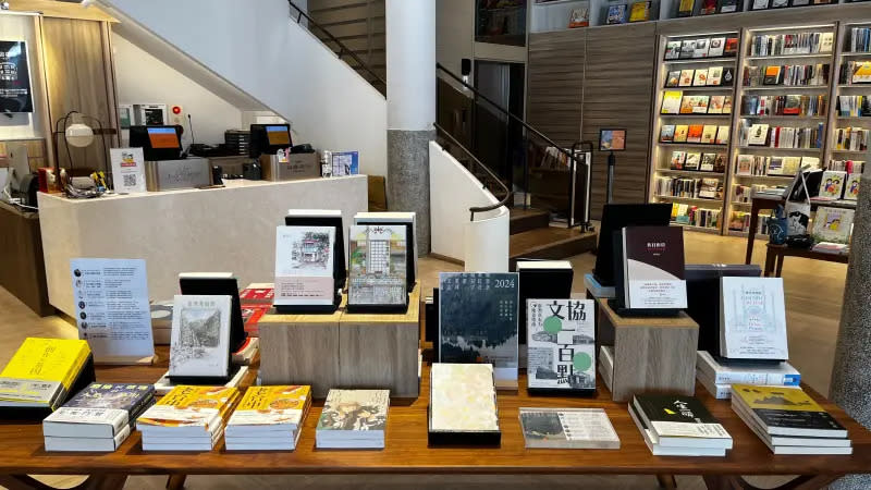 ▲全新週三讀書會主題書展已於中央書局展出，陳列最新讀書會各單元主題選書和延伸選書。（圖／中央書局提供）