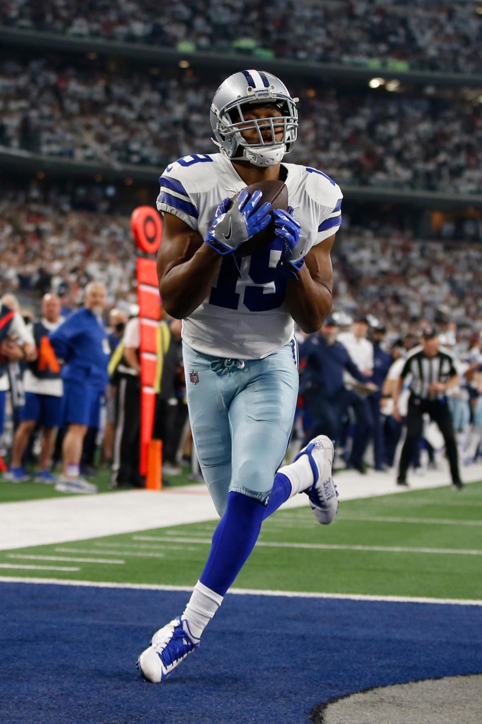 Dallas Cowboys wide receiver Amari Cooper catches a touchdown pass during an NFC wild-card playoff game against the San Francisco 49ers on Jan 16, 2022.