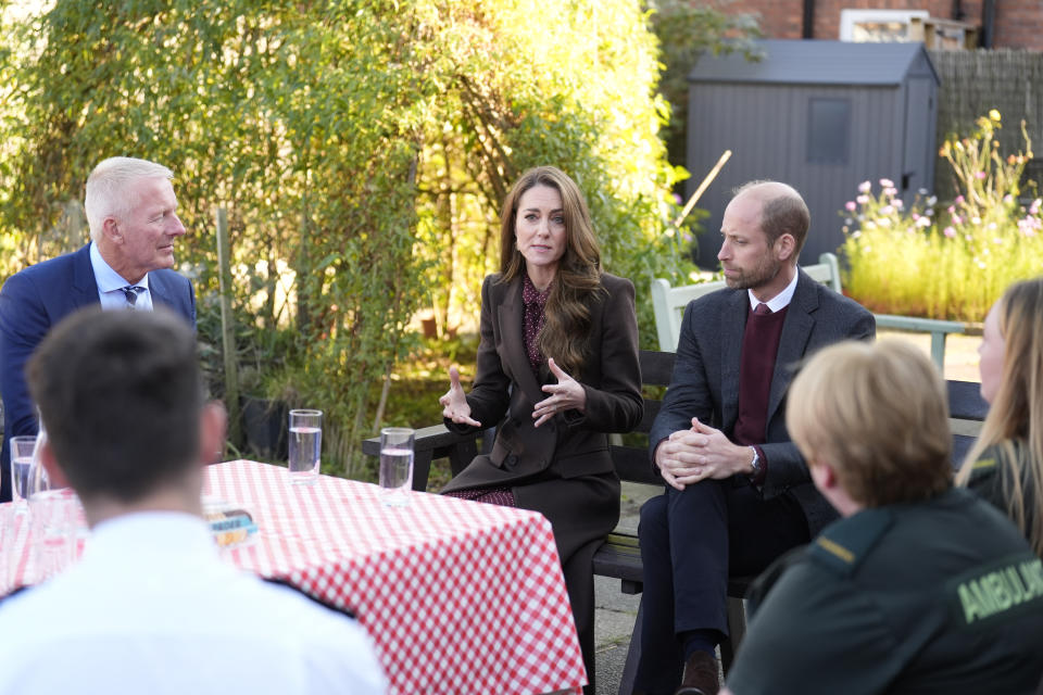 El príncipe Guillermo de Gran Bretaña y Kate, la princesa de Gales, hablan con miembros de los servicios de emergencia durante una visita al Centro Comunitario de Southport donde se reunieron con trabajadores de rescate y familiares de las víctimas del ataque con arma blanca en una clase de baile para niñas, en Southport, Inglaterra, el jueves, 10 de octubre de 2024. (Danny Lawson, Pool Photo vía AP)