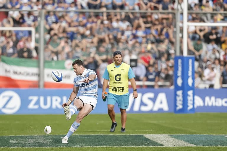 La patada de Boffelli, en una escena del partido que disputaron Los Pumas y los Springboks, a estadio lleno