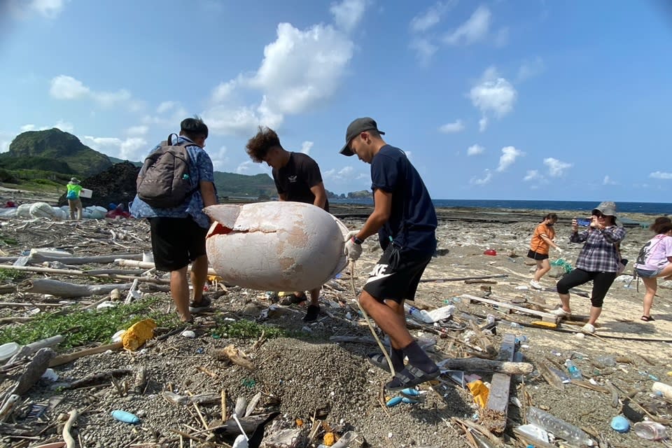 臺東縣淨海聯盟主動參與海洋環境保護、海岸清潔及海底垃圾清除等工作，去年度共計清理超過1萬公斤海洋廢棄物。