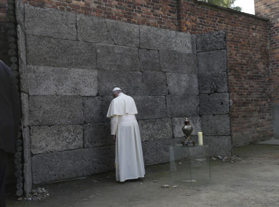 A moment of respect by the Death Wall. <span class="inline-image-credit">(Reuters/David W Cerny)</span>