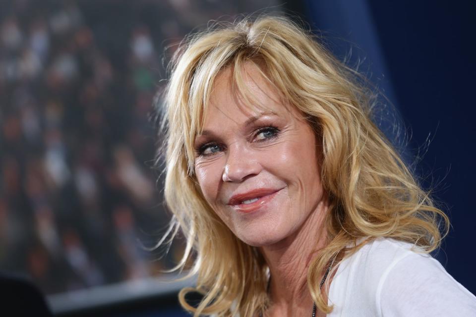 <p>... Melanie Griffith. Die freute sich über alle Maßen, als "ihre schöne Tochter" die Rolle in der Trilogie ergatterte. Übrigens war Griffith selbst zu Beginn ihrer Karriere "nur" eine "Tochter von ...": Ihre Mutter Tippi Hedren wurde als Hauptdarstellerin in Alfred Hitchcocks "Die Vögel" weltberühmt. (Bild: Vittorio Zunino Celotto/Getty Images)</p>