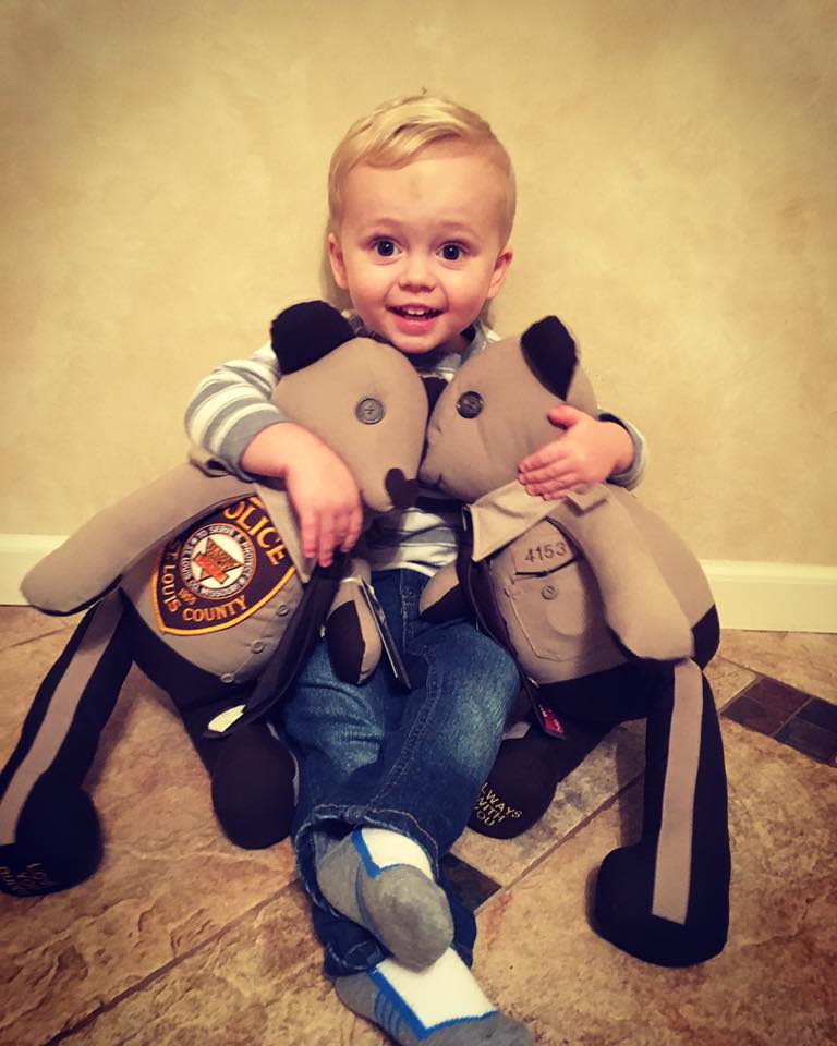 Malachi and the teddy bears made to honour his father. (Facebook/Elizabeth Snyder)