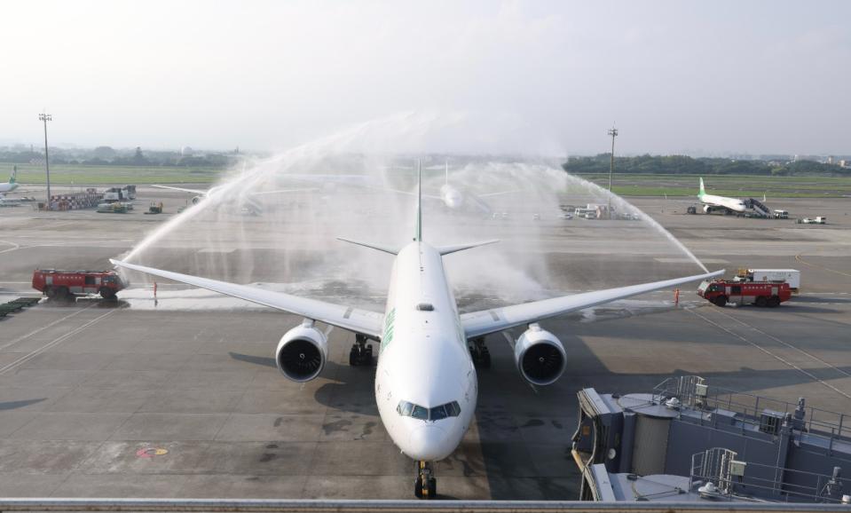 桃機消防隊以水門禮歡迎奧運選手班機抵達。廖瑞祥攝