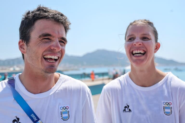 La felicidad de Mateo Majdalani y Eugenia Bosco en una imagen: los argentinos se convirtieron en medallistas olímpicos de plata en vela