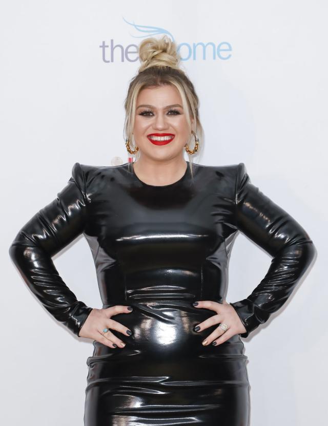 Kelly Clarkson Wore a Skin-Tight Latex Dress on the Red Carpet and We Can't  Look Away