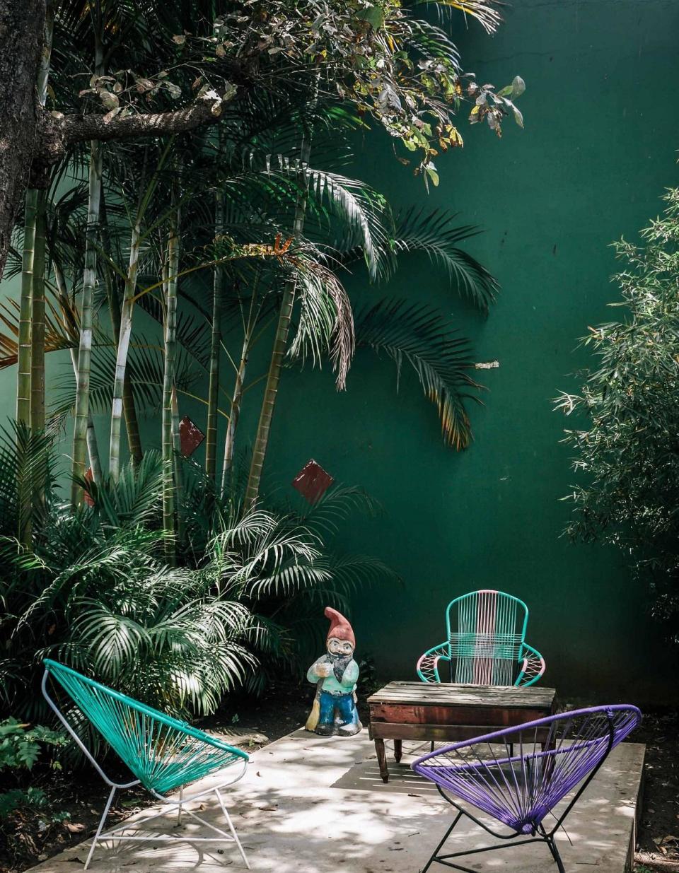 Peindre le mur en vert forêt pour adopter la tendance jungle chic