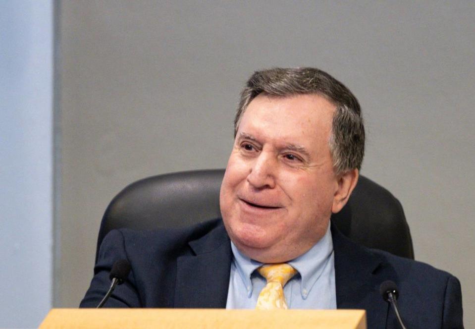 El comisionado Joe Carollo habla durante una reunión de la Comisión Municipal de Miami, el jueves 25 de abril de 2024, en el Ayuntamiento de Miami, en Coconut Grove.