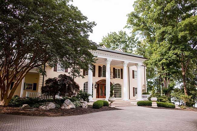 reba-mcentire-nashville-home-the-estate-at-cherokee-dock