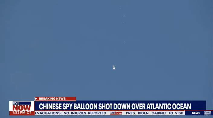 Un ballon espion chinois présumé volant au-dessus des États-Unis abattu au large de la Caroline