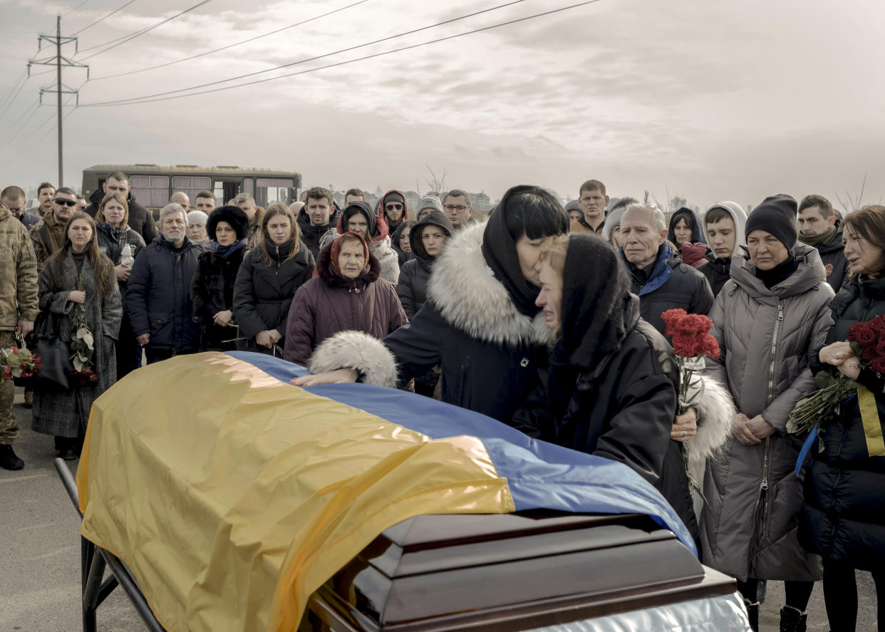 Yurii Melster visita las tumbas de su hijo Taras y su nuera Olha en la sección militar de un cementerio en Kropivnitski, Ucrania, el 10 de febrero de 2023. (Ivor Prickett/The New York Times) 