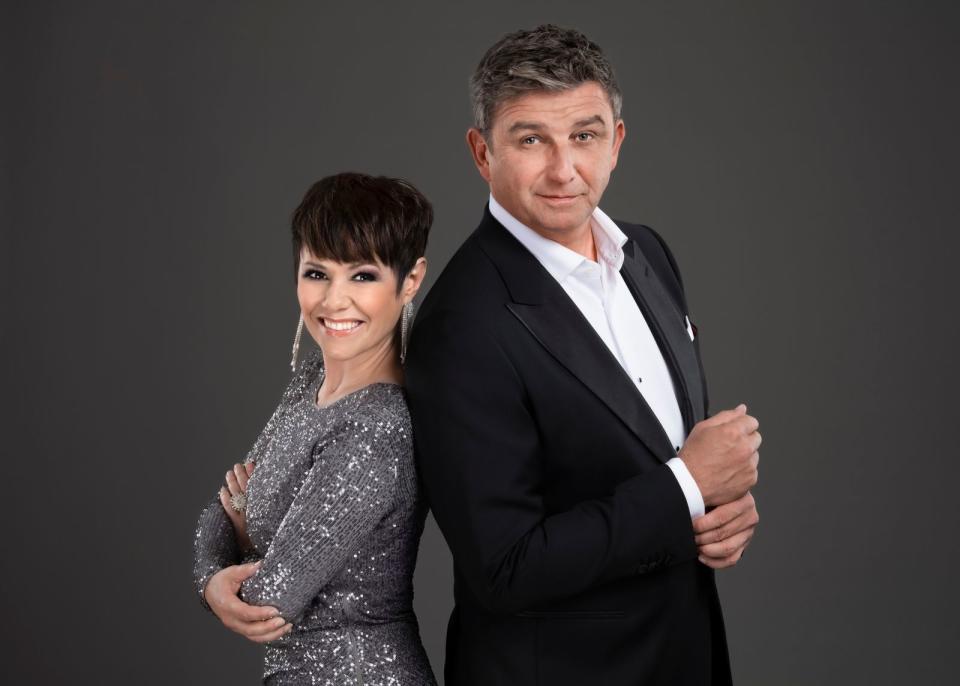 Francine Jordi steht Hans Sigl bei seiner Premiere als Moderator der "großen Silvester Show" zur Seite. Zahlreiche Musik-Auftritte prägen die Sendung: Von Chris de Burgh über die Spider Murphy Gang bis hin zu Eko Fresh soll für jeden etwas dabei sein. (Bild: ARD / BR / Markus Tedeskino)