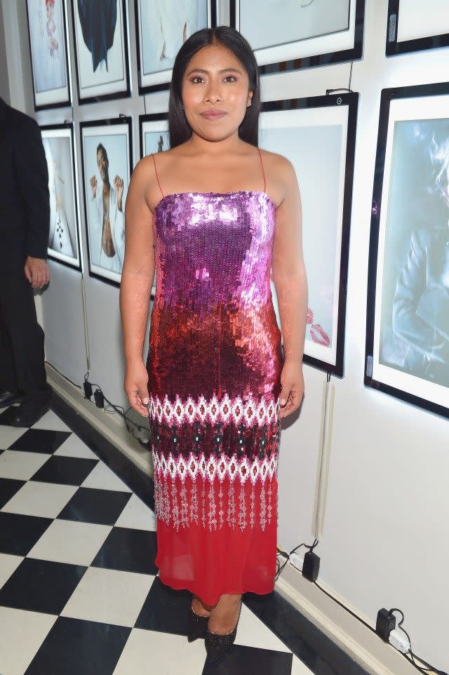 <p>Yalitza se ha distinguido en esta temporada por su sentido de moda como cuando lució este colorido vestido Prabal Gurung.<br><br>Entertainment Tonight </p>